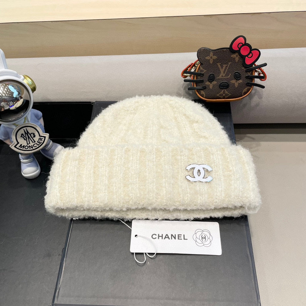 CHANEL BEANIE HAT IN WHITE WOOL 413328