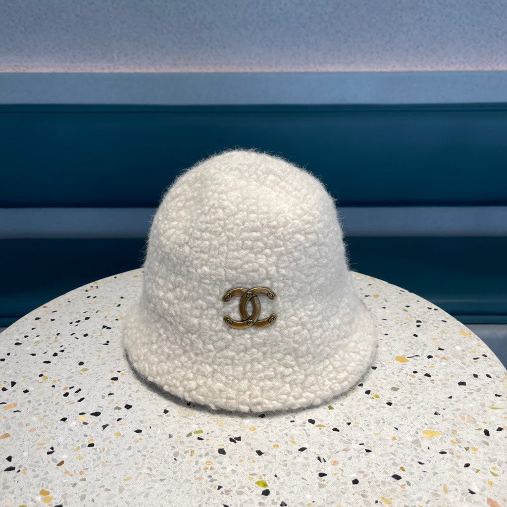 CHANEL BUCKET HAT IN WHITE LAMB FUR 422035